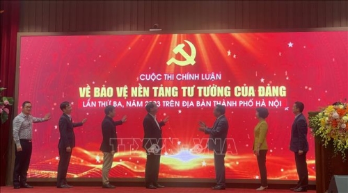 Các đại biểu ấn nút phát động cuộc thi chính luận về bảo vệ nền tảng tư tưởng của Đảng lần thứ ba, năm 2023 qua màn hình LED. Ảnh: TTXVN phát